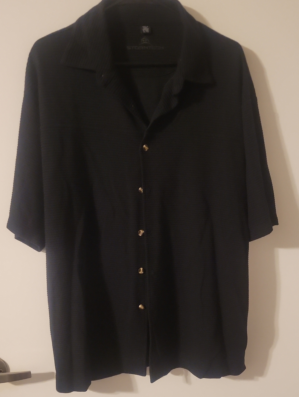 Men's Black Short-Sleeve Casual Button-Down Shirt with Gold Buttons